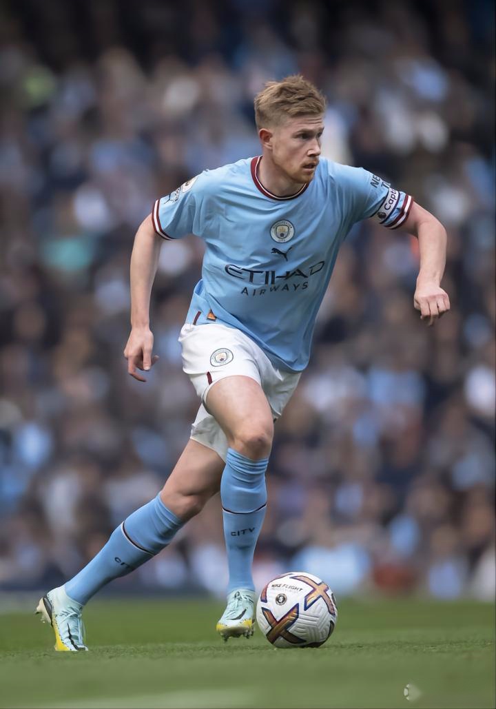 积雪已覆盖球场，加拿大联赛球员在雪战中完成潇洒倒钩得分