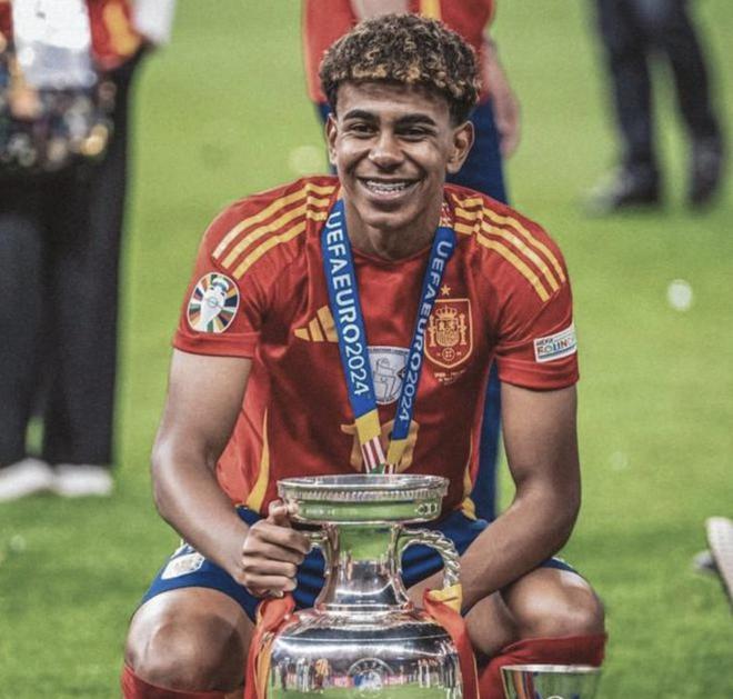 2025巴甲10月最佳球员：帕尔梅拉斯中锋维托尔-罗克